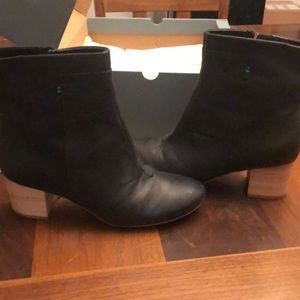 New with box Toms Evie boots